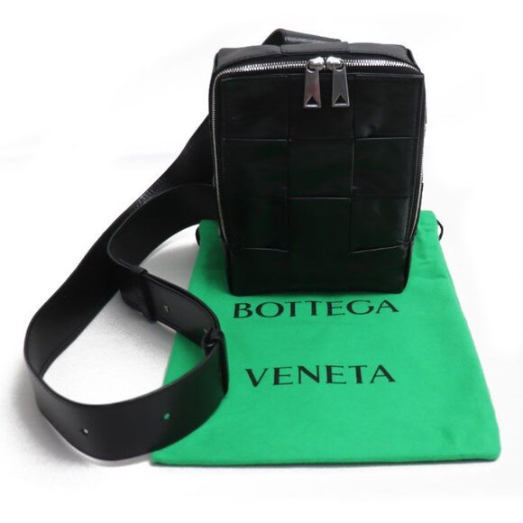 Bottega Veneta Maxi Intrecciato Cassette Sling Bag Body Bag Black - Picture 6 of 6